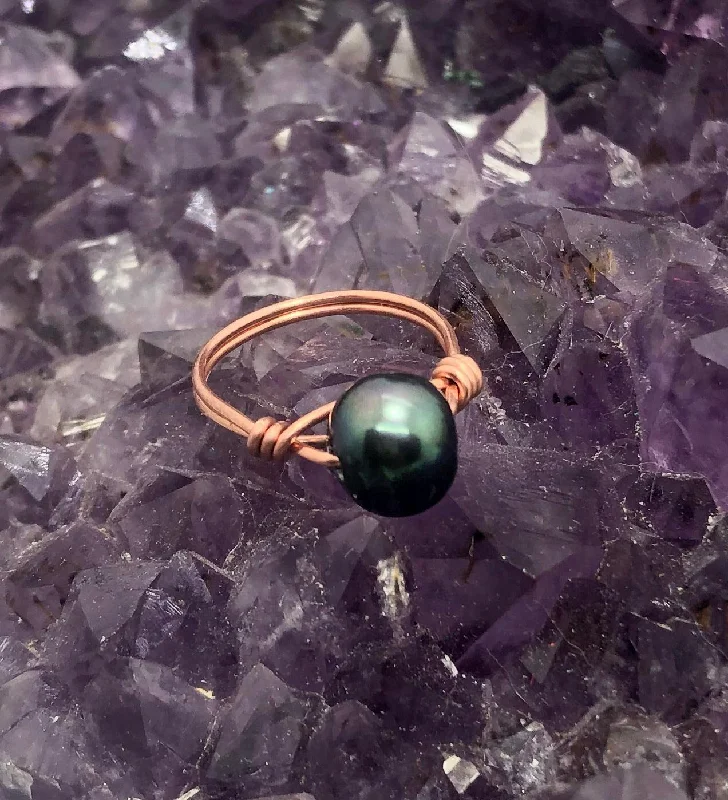 Ladies rings holiday gifts-Black Pearl Copper Bead Ring