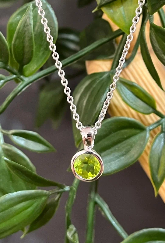 Ladies necklaces online buys-Unique & Co Rhodium Plated Silver Peridot Necklace